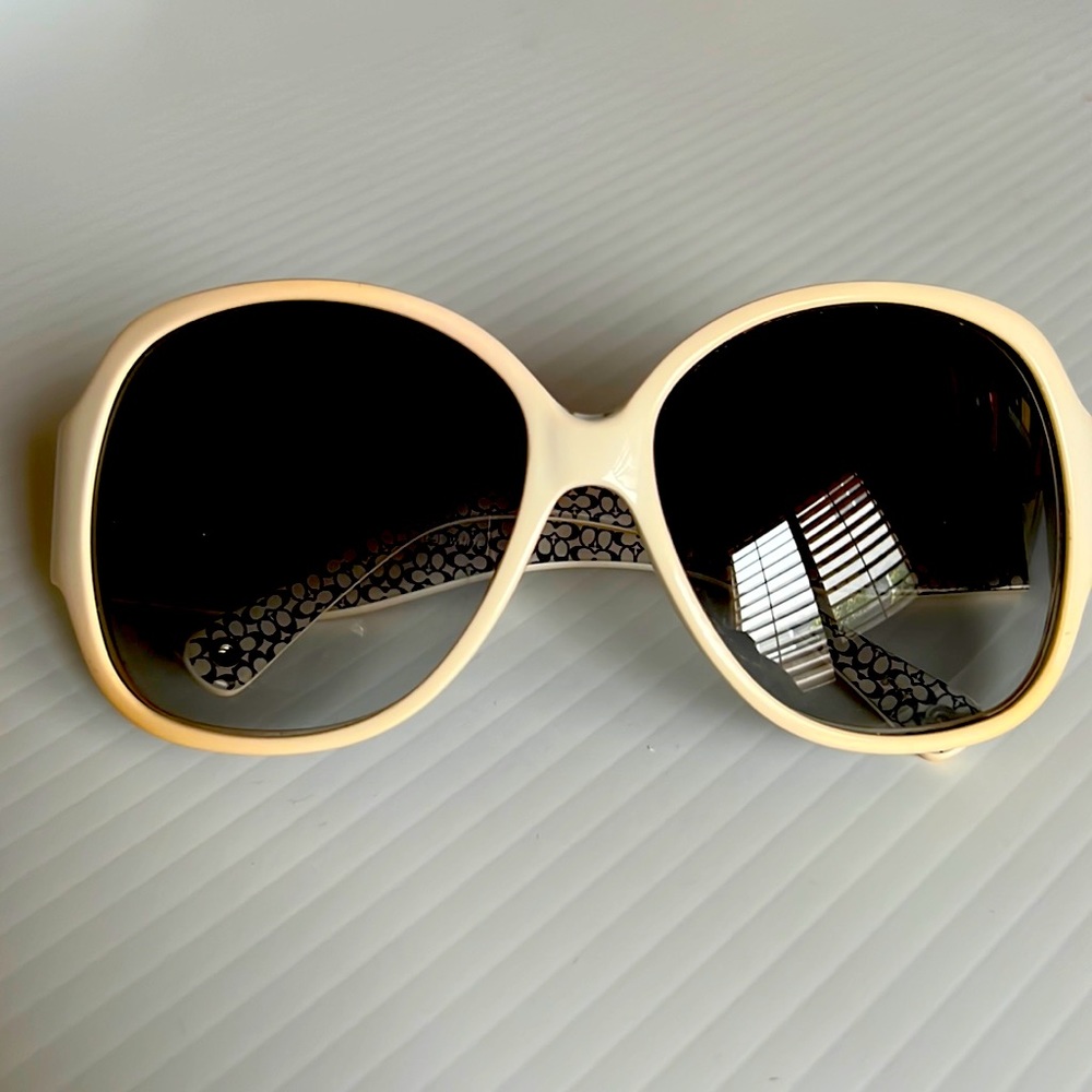 Coach Women Sunglass Mimi In Near New Condition.